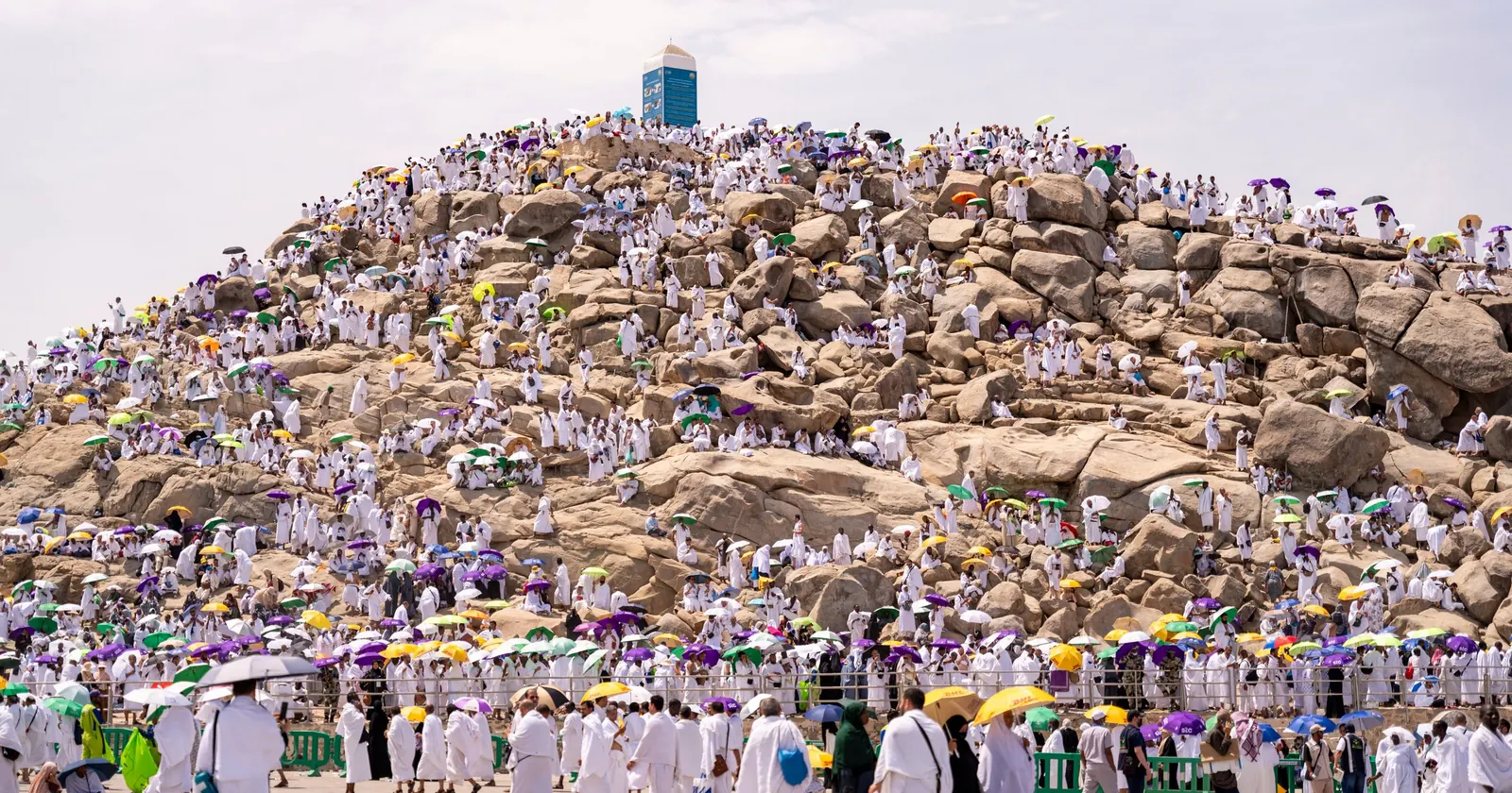 Arafat'ta Cebel-i Rahme tepesi ve çevresinde beyaz ihramlı hacılar
