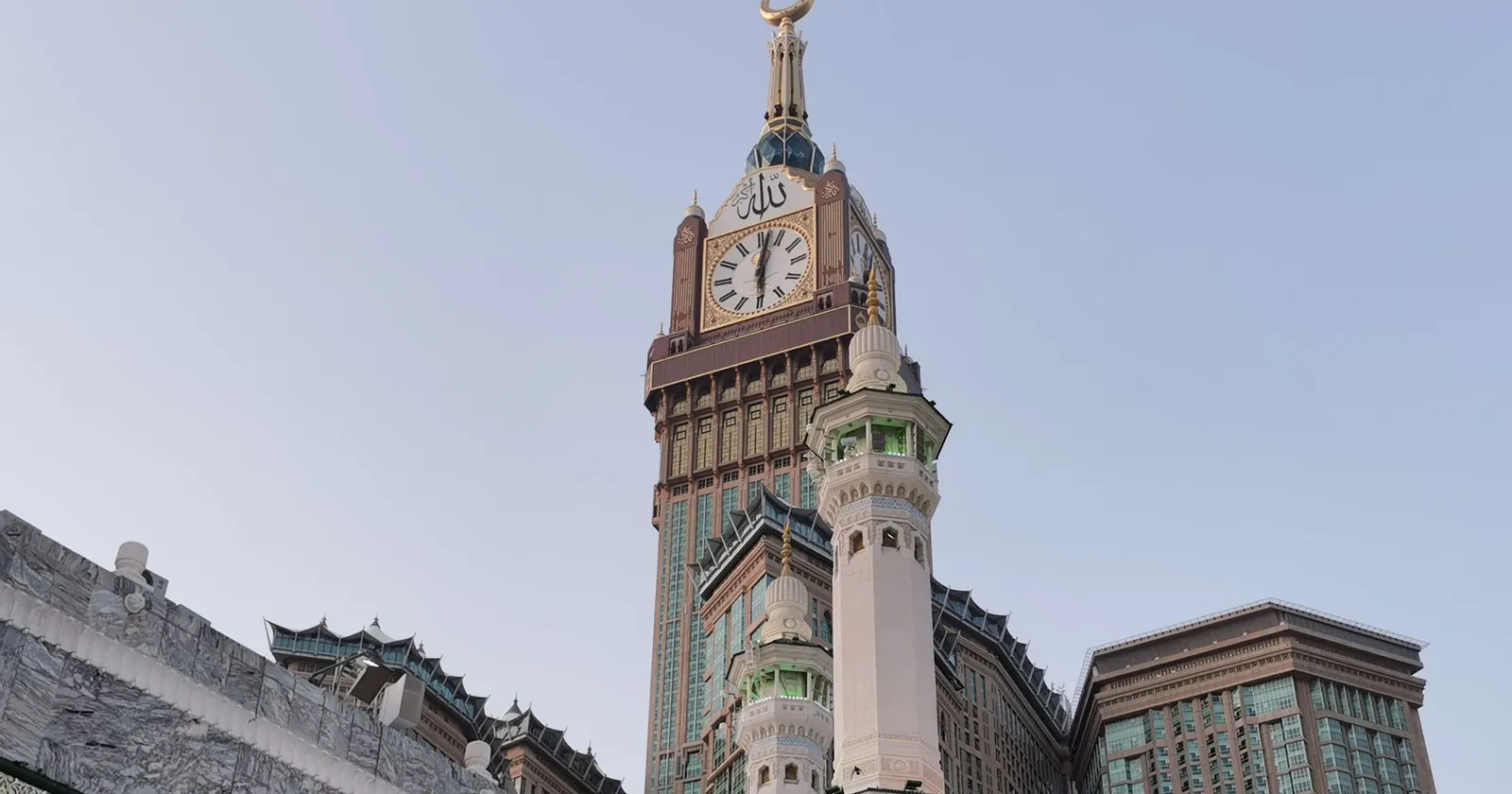 Mescid-i Haram'ın dış cephesi ve arkasında yükselen Abraj Al Bait saat kulesi
