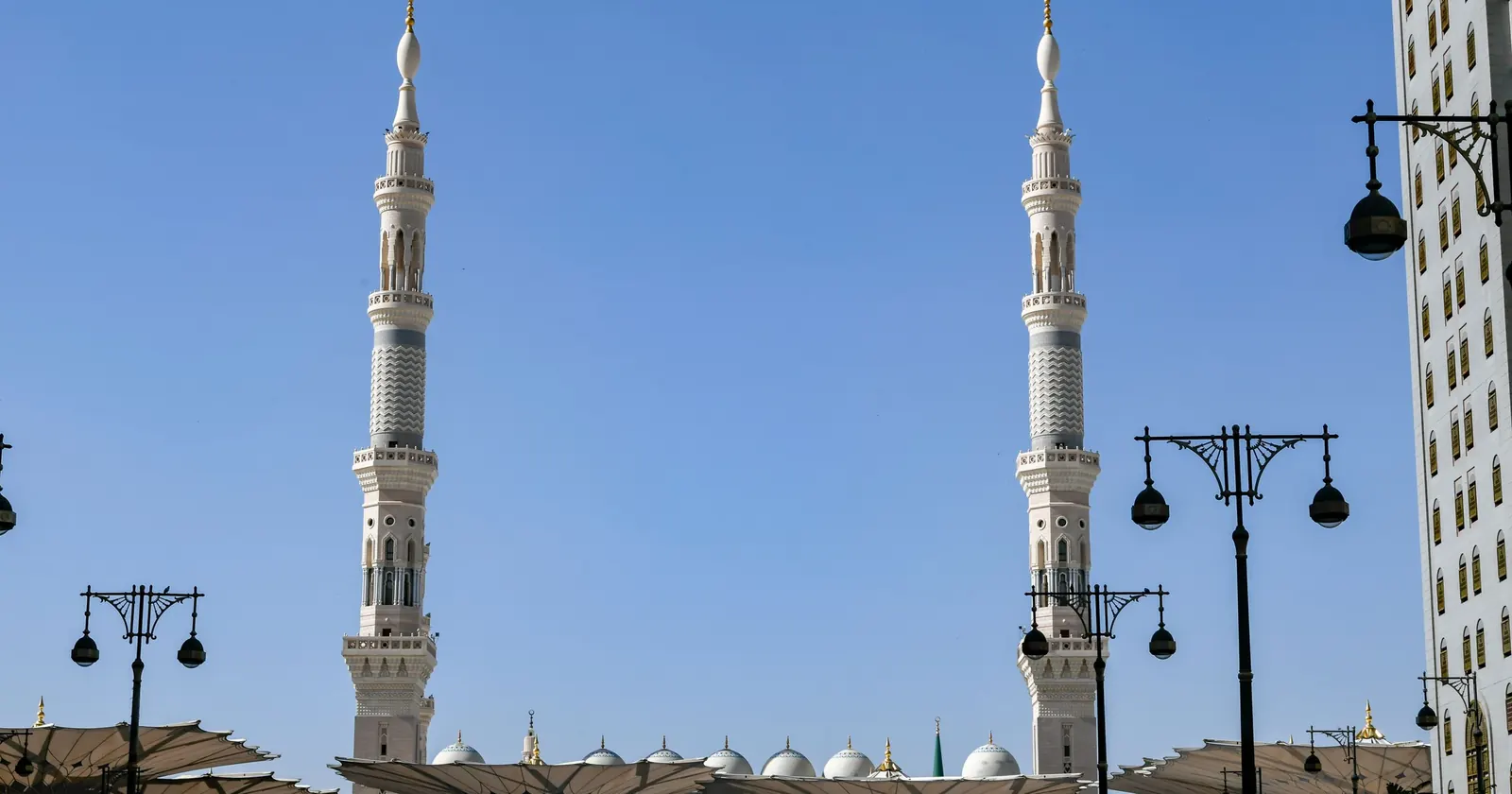 Mescid-i Nebevî'nin minareleri ve avludaki aydınlatma direkleri