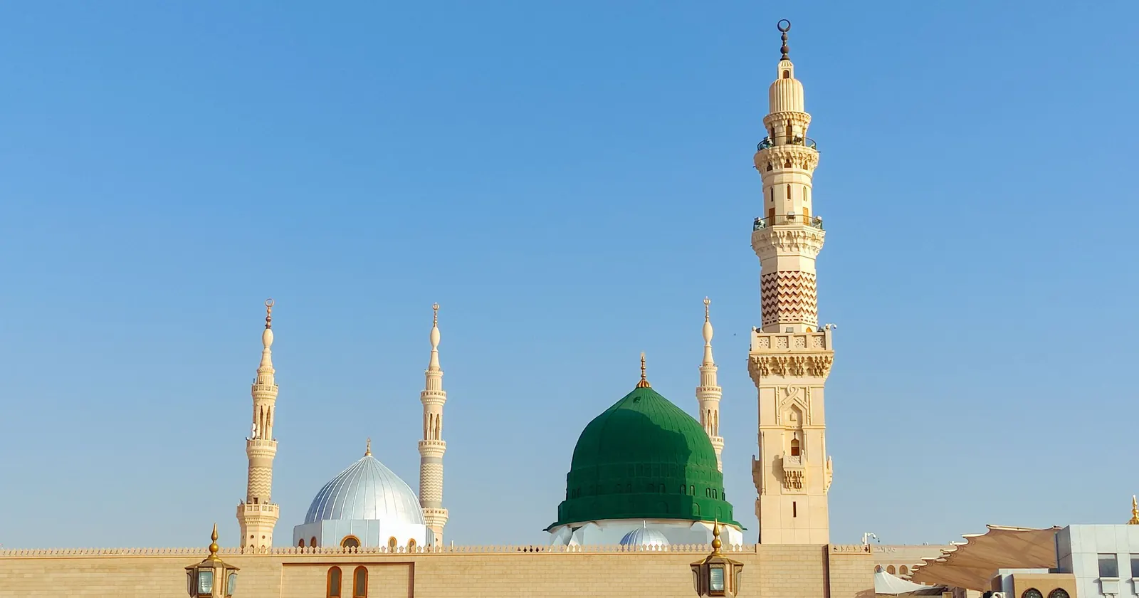 Mescid-i Nebevî'nin yeşil kubbesi ve minareleri, açık mavi gökyüzü