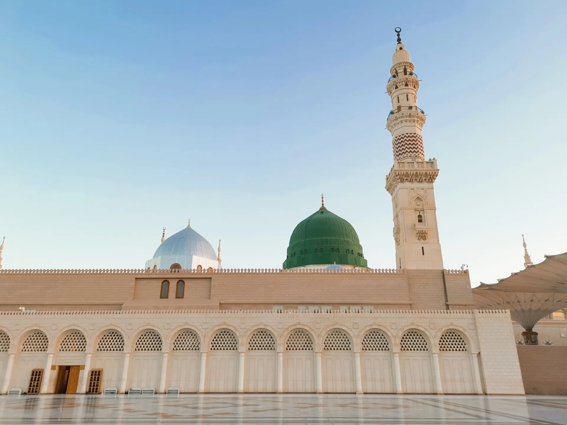 Mescid-i Nebevî'nin Yeşil Kubbesi ve minaresi, sabah ışığında