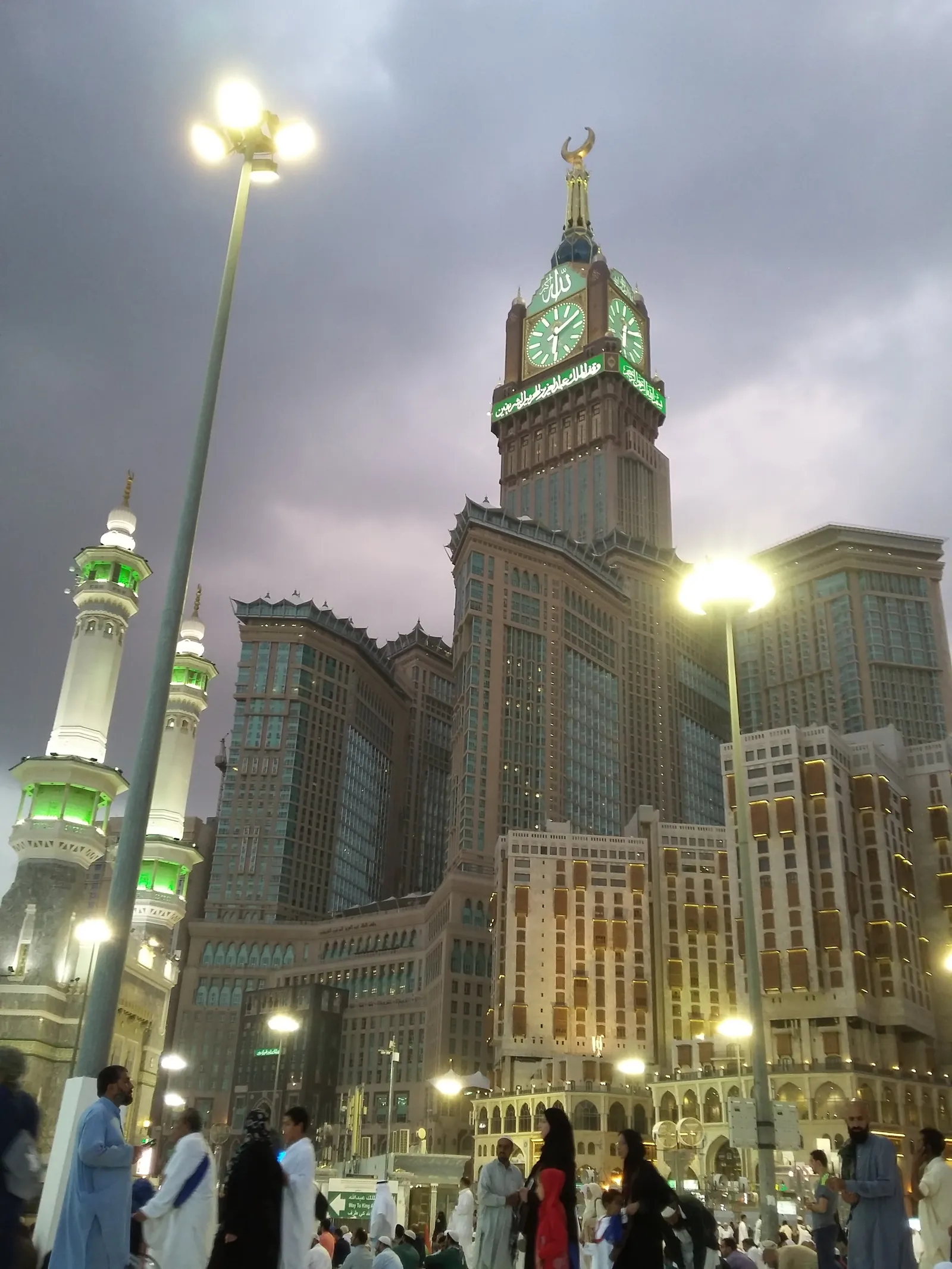 Abraj Al Bait kompleksi akşam, Mekke — Raffles Makkah Palace'ın bulunduğu kule grubu