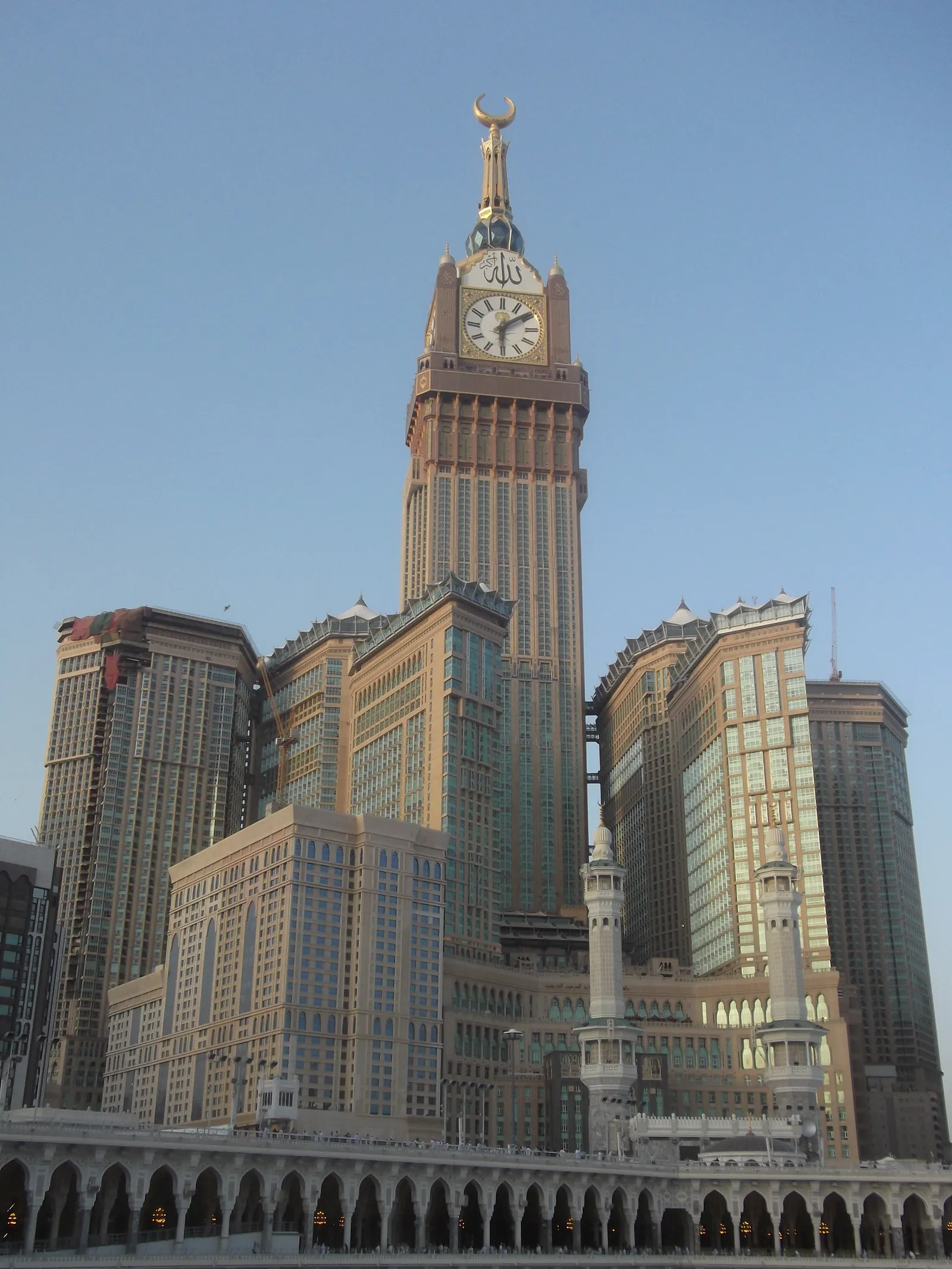 Abraj Al Bait kompleksi, Mekke — Swissôtel Al Maqam'ın bulunduğu kule grubu (Mescid-i Haram'dan görünüm)