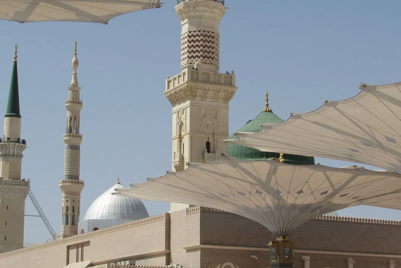 Temsili görsel: Mescid-i Nebevî minareleri ve şemsiyeleri, Medine
