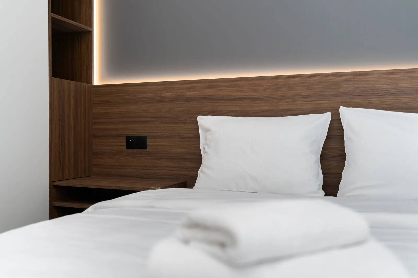 Temsili görsel: sade, modern bir otel odası (otelin kendisi değildir)